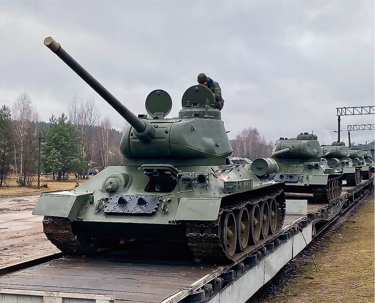 4 - Фотографии с места разгрузки воинского эшелона на станции Озерище с грузом танков Т-34, задействование которых планируется при проведении военного парада